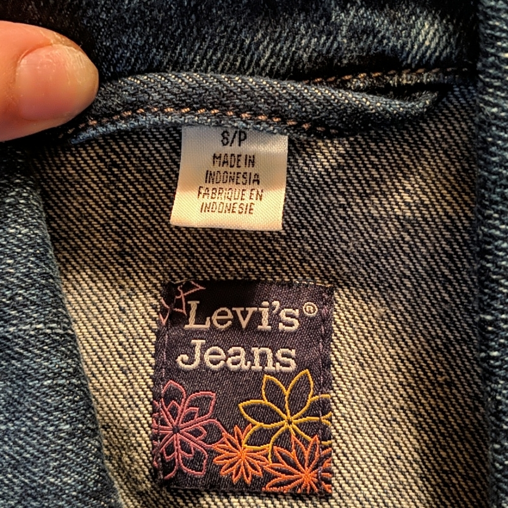 Petite women's Levi's Jean Jacket - Picture 2 of 4